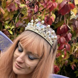 złoty diadem z perłami kryształkami i motylkami korona tiara ametyst studio agata marglewska