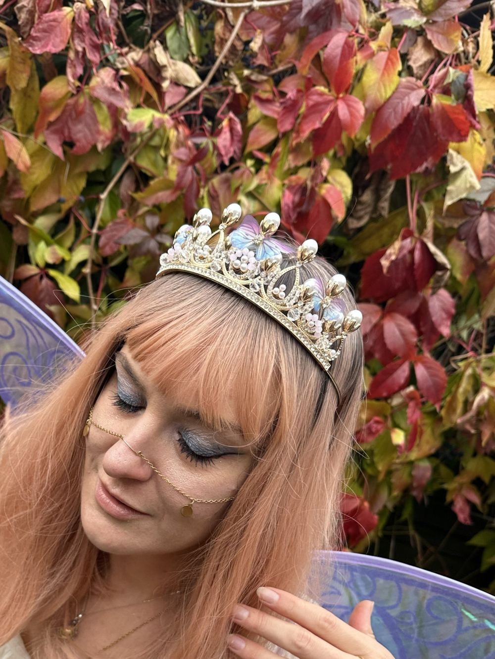 złoty diadem z perłami kryształkami i motylkami korona tiara ametyst studio agata marglewska
