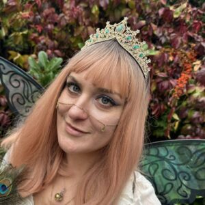 złoty diadem ze szmaragdowymi kryształkami korona tiara ametyst studio agata marglewska